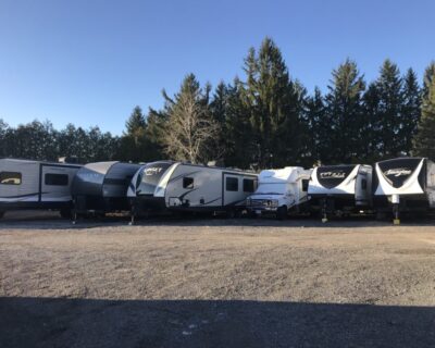 beautiful-campsite-mountains-with-rv-wooden-bench